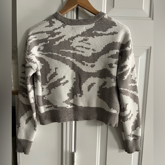 Sz.S-William Rast Gray and White Patterned Sweater - Picture 3 of 7